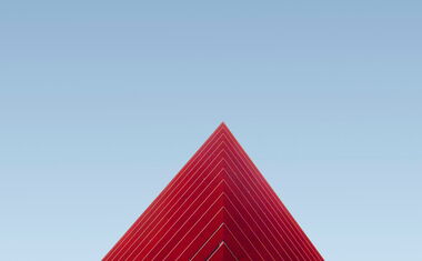 Moderne rote Architektur vor blauem Himmel